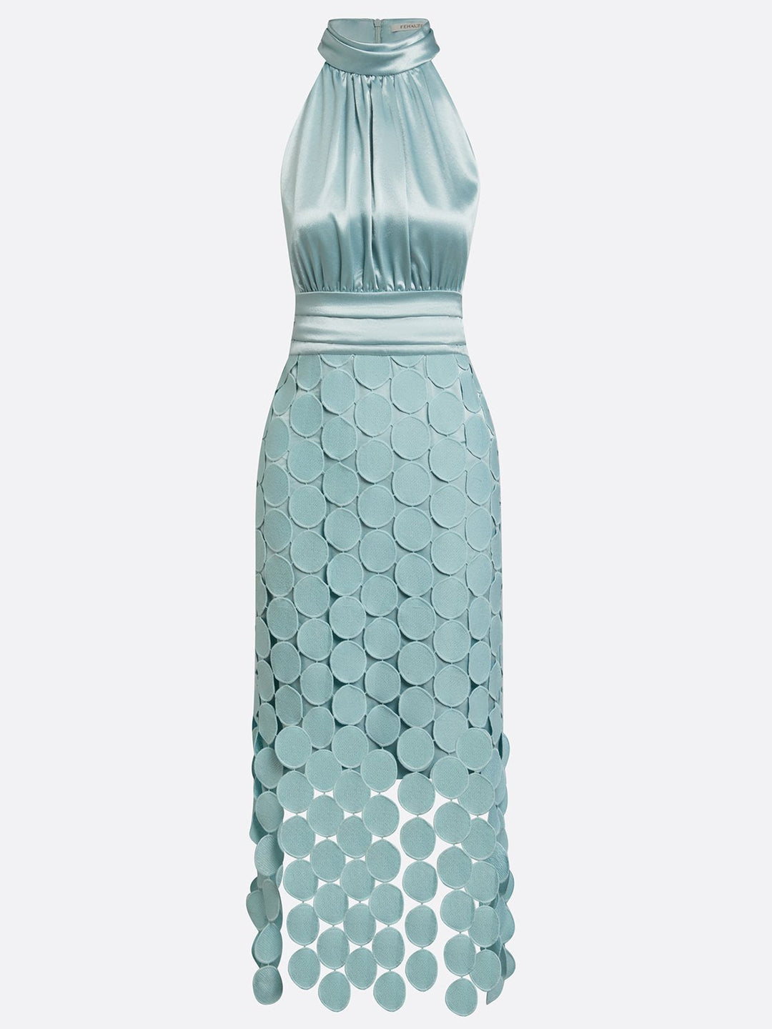 Nahaufnahme des Stoffes und der Verzierungen am Halterneck-Abendkleid