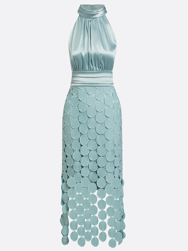 Nahaufnahme des Stoffes und der Verzierungen am Halterneck-Abendkleid