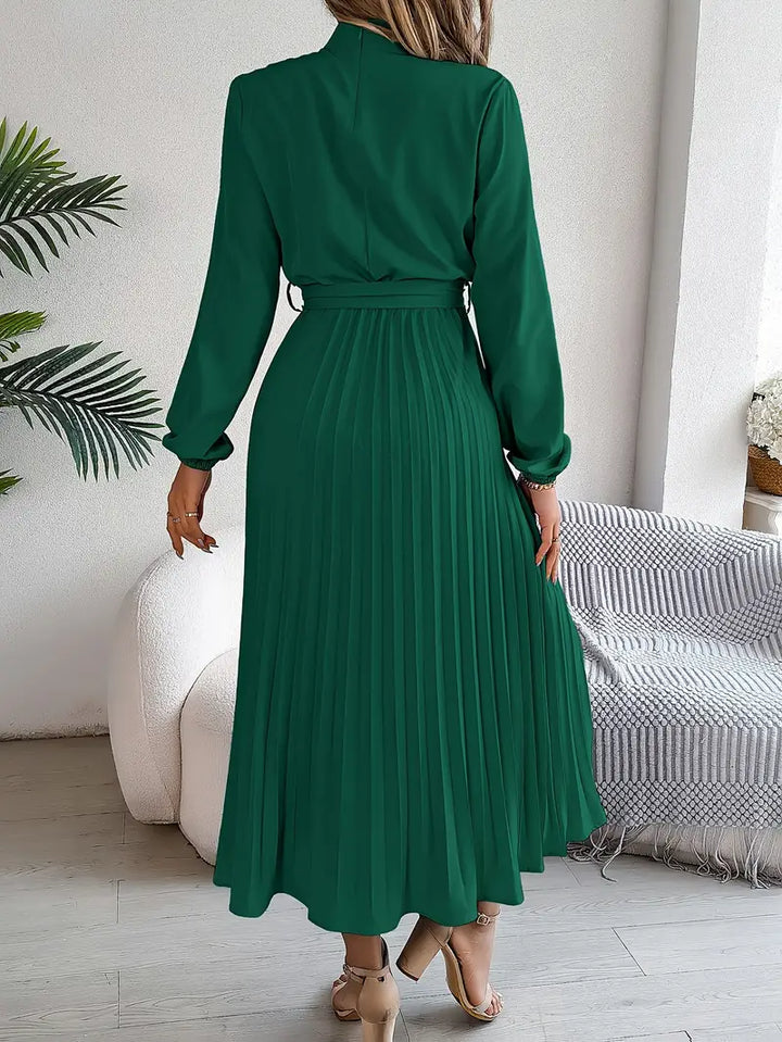 Modernes, plissiertes Midikleid für Damen mit hohem Kragen, ideal als Festkleid.