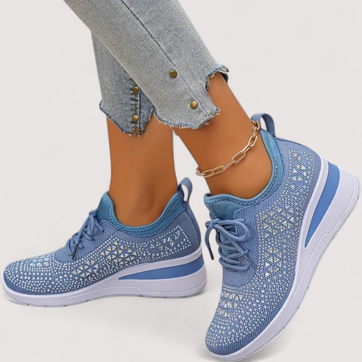 Stylische Damen Glitzer-Sneaker von oben betrachtet, mit detaillierter Schnürung für optimalen Sitz.