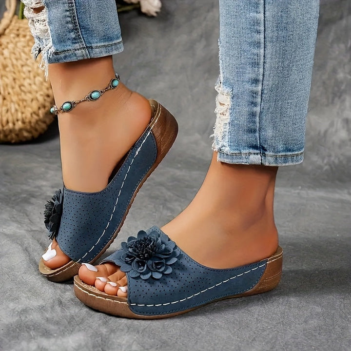 Orthopädische Damensandalen am Fuß getragen, zeigen Komfort und elegante Passform.