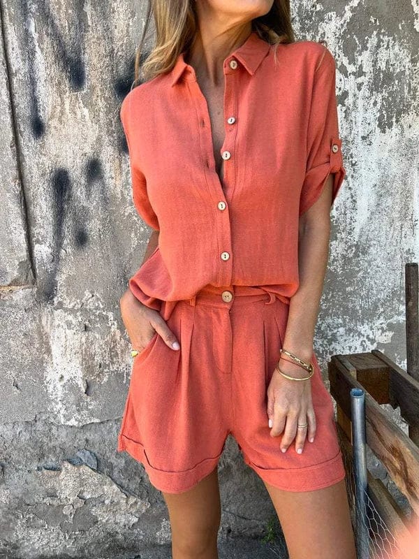 Damen Sommer Freizeitanzug: Frontansicht von lockerem Hemd & fließender weiter Hose für einen stilvollen Look.