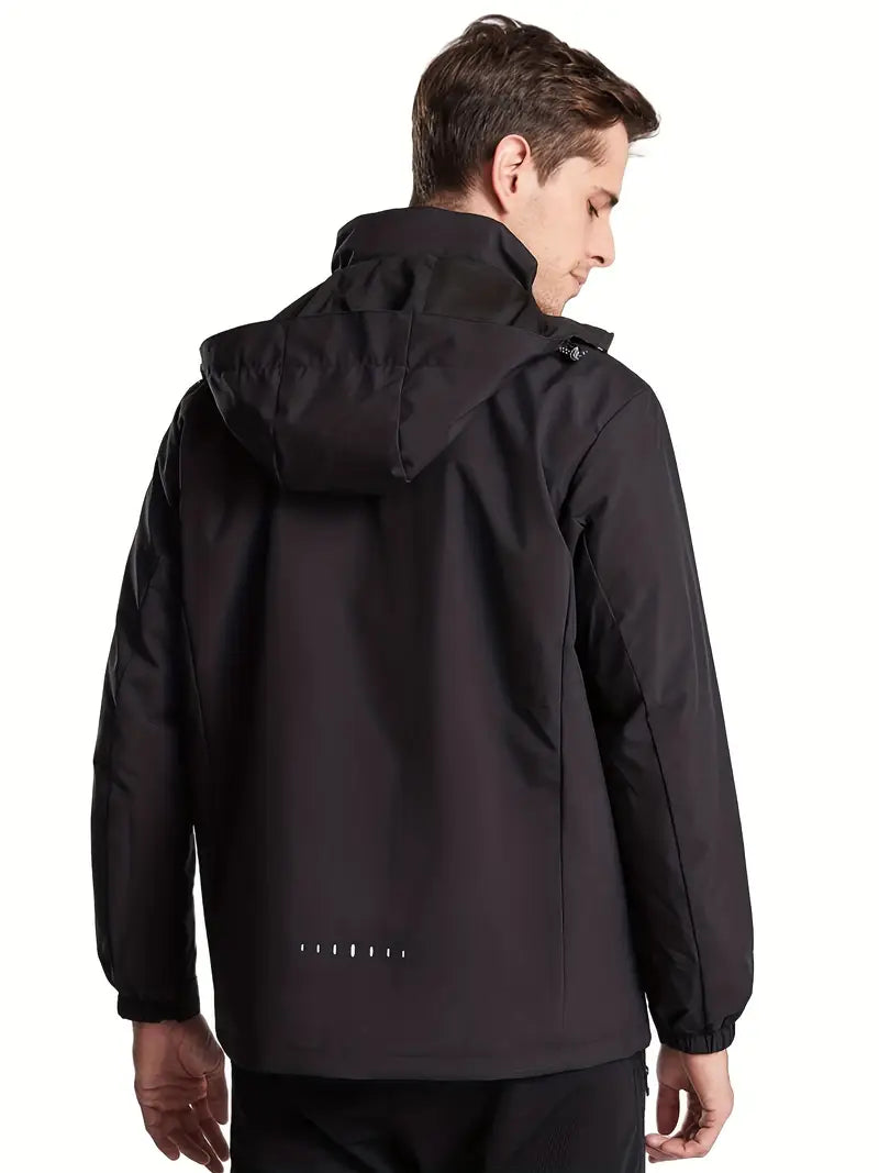 Moderne Herren Outdoorjacke kombiniert mit Freizeitkleidung bei Herbstwetter