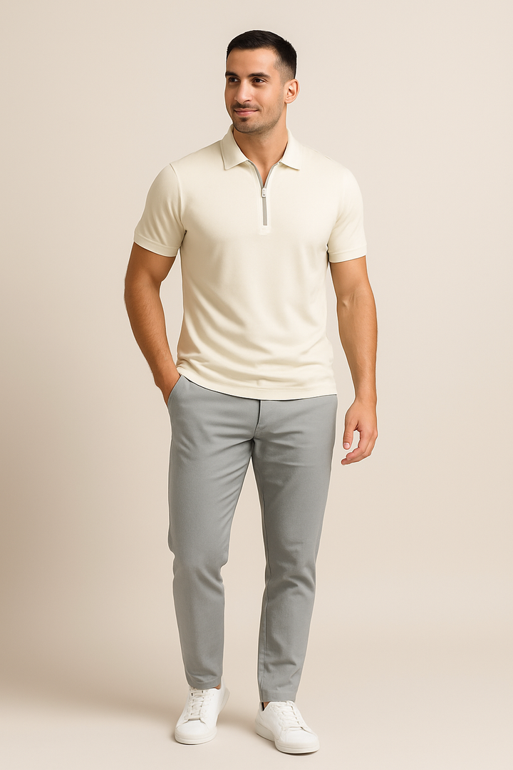 Model im hellbeige Herren Poloshirt Slim Fit für den Sommer