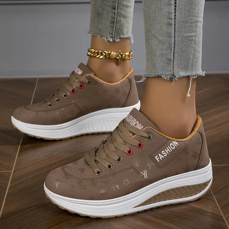 Damen Sportschuhe am Fuß, leicht & bequem, mit Fußgewölbestütze für optimalen Tragekomfort.