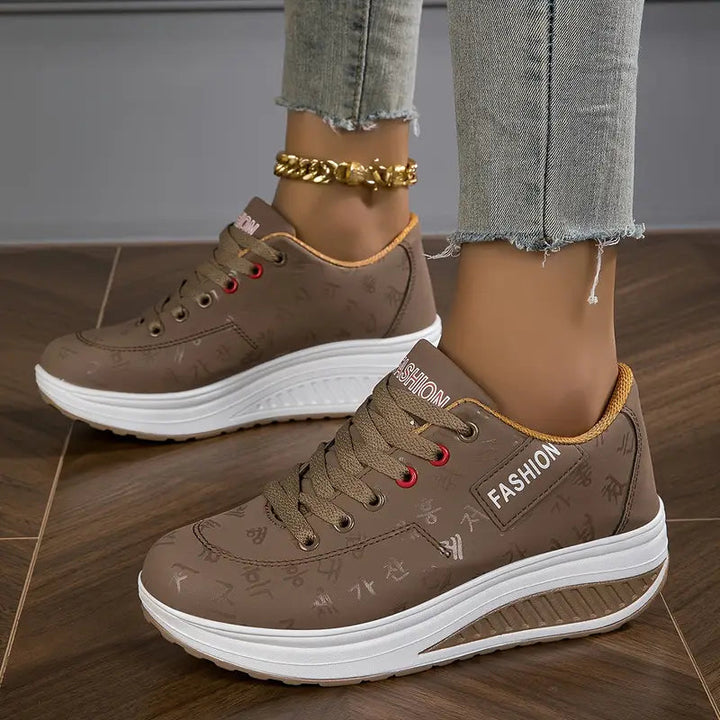 Damen Sportschuhe am Fuß, leicht & bequem, mit Fußgewölbestütze für optimalen Tragekomfort.