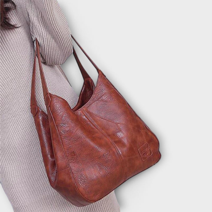 Nahaufnahme der braunen Damen Vintage Handtasche mit strukturiertem Design