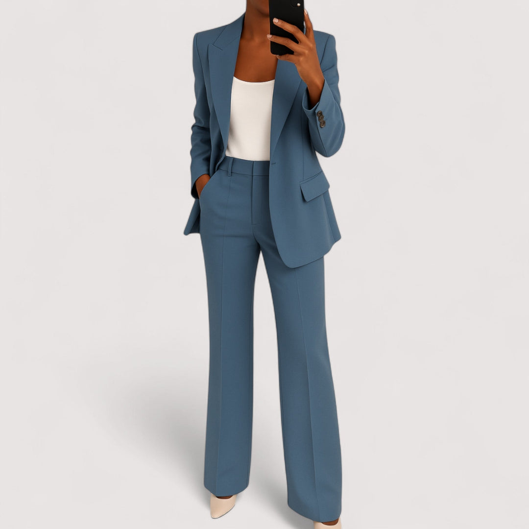 Eleganter, taillierter Damen Hosenanzug in moderner Passform, ideal für Business & festliche Anlässe.