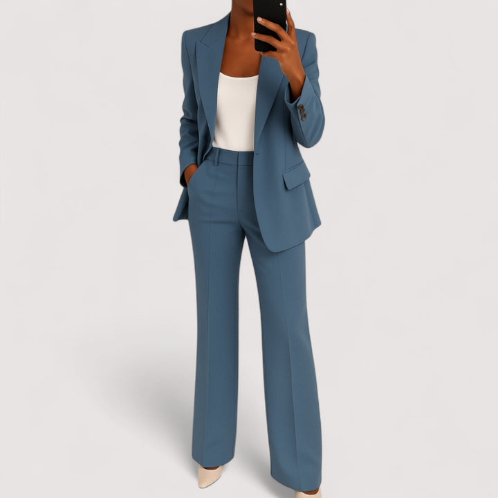 Eleganter, taillierter Damen Hosenanzug in moderner Passform, ideal für Business & festliche Anlässe.