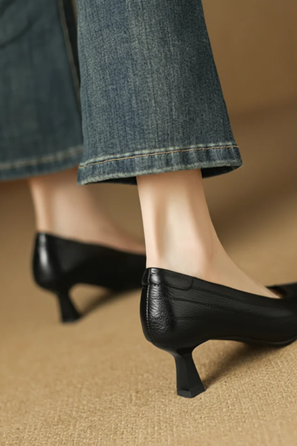 Dunkle elegante Pumps für Damen mit hohem Tragekomfort im Detail