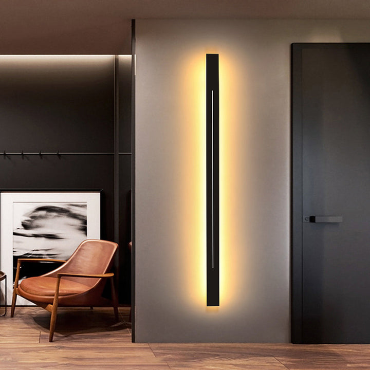 Moderne schwarze LED-Wandleuchte, vertikal, warmweißes Licht, minimalistisches Design.