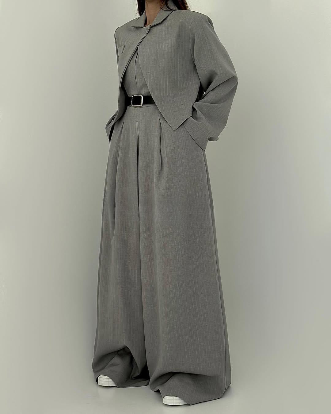 Damen Outfit in Schwarz getragen