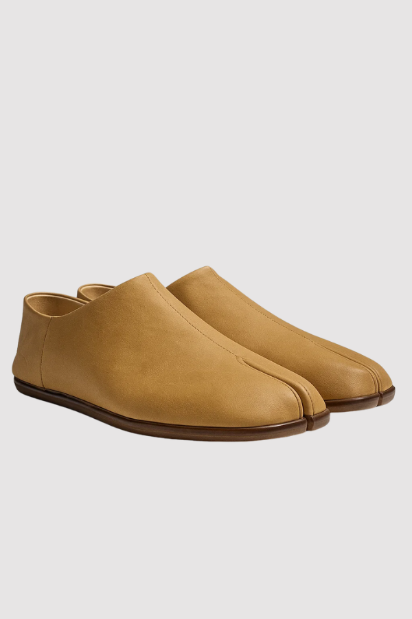 Moderner Herren Tabi Slipper. Gespaltene Zehen, verstellbare Ferse. Verbindet Stil und Bequemlichkeit.
