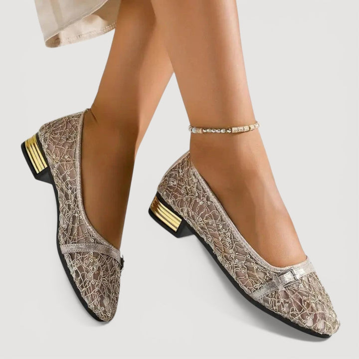 Bequeme Damenschuhe in Silber mit flachem Absatz und luftigem Mesh-Material