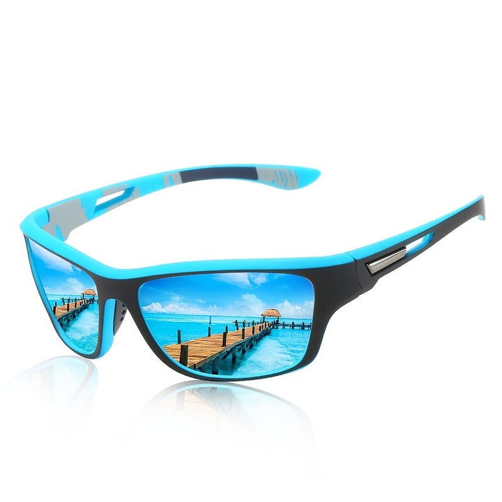 Sportsonnenbrille blau-schwarz, polarisiert, reflektiert Steg und Meer, ideal für Outdoor-Aktivitäten.