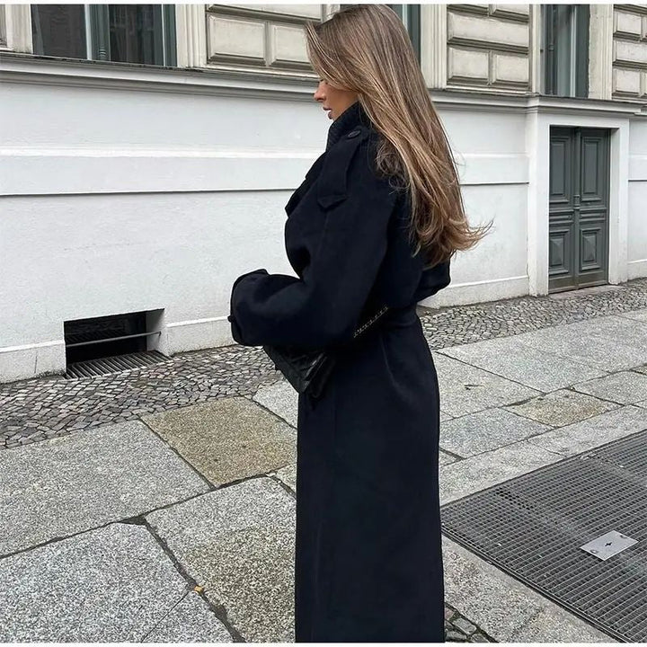 Eleganter langer Damenmantel in klassischem Design von hinten fotografiert