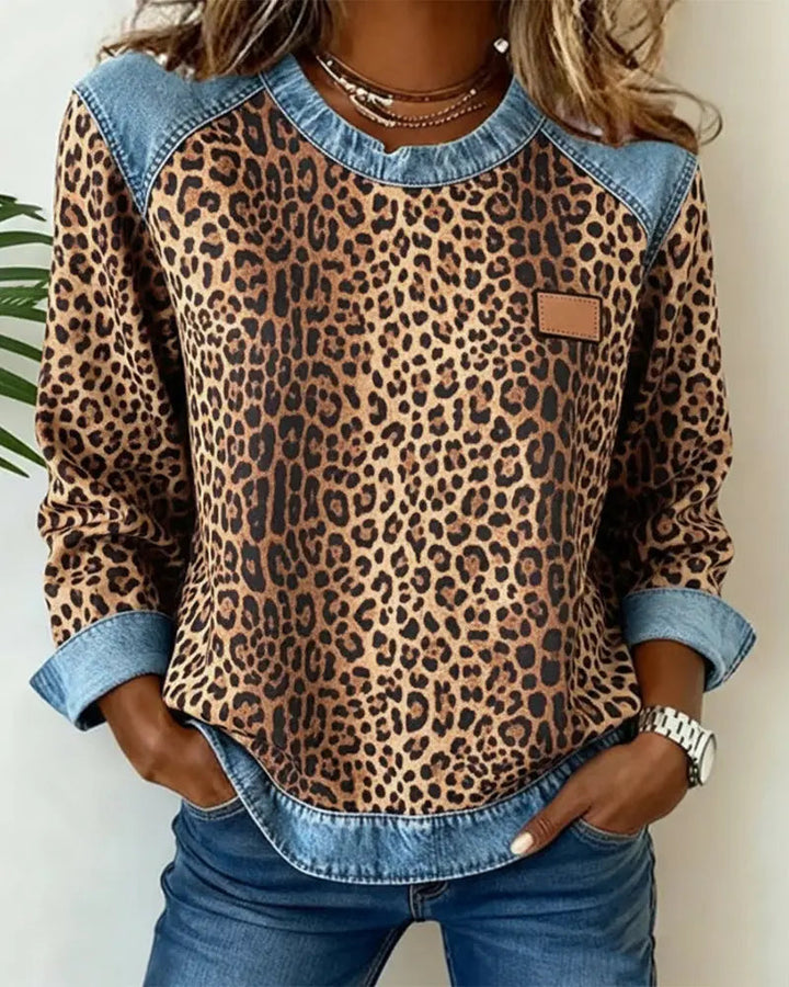 Damen Pullover mit Stehkragen und Leopardenmuster im Detail