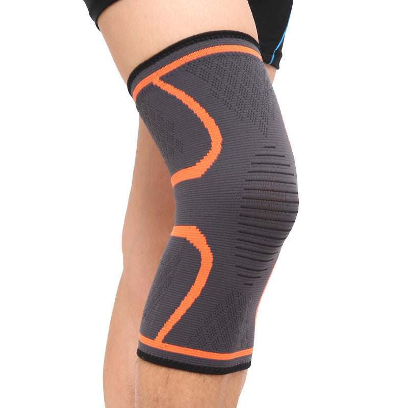 FlexGuardo Kniebandage in Grau mit orangem Rand an einem Bein getragen