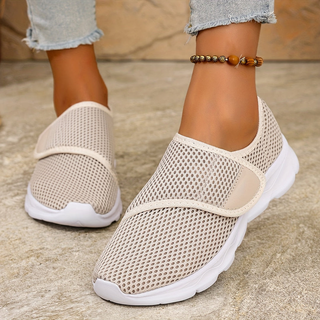 Schwarze leichte Damen Slip-On Sneaker. Atmungsaktive Alltagsschuhe mit rutschfester Sohle und hohem Tragekomfort.