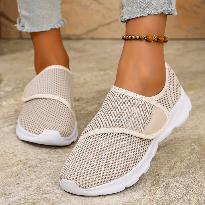 Schwarze leichte Damen Slip-On Sneaker. Atmungsaktive Alltagsschuhe mit rutschfester Sohle und hohem Tragekomfort.