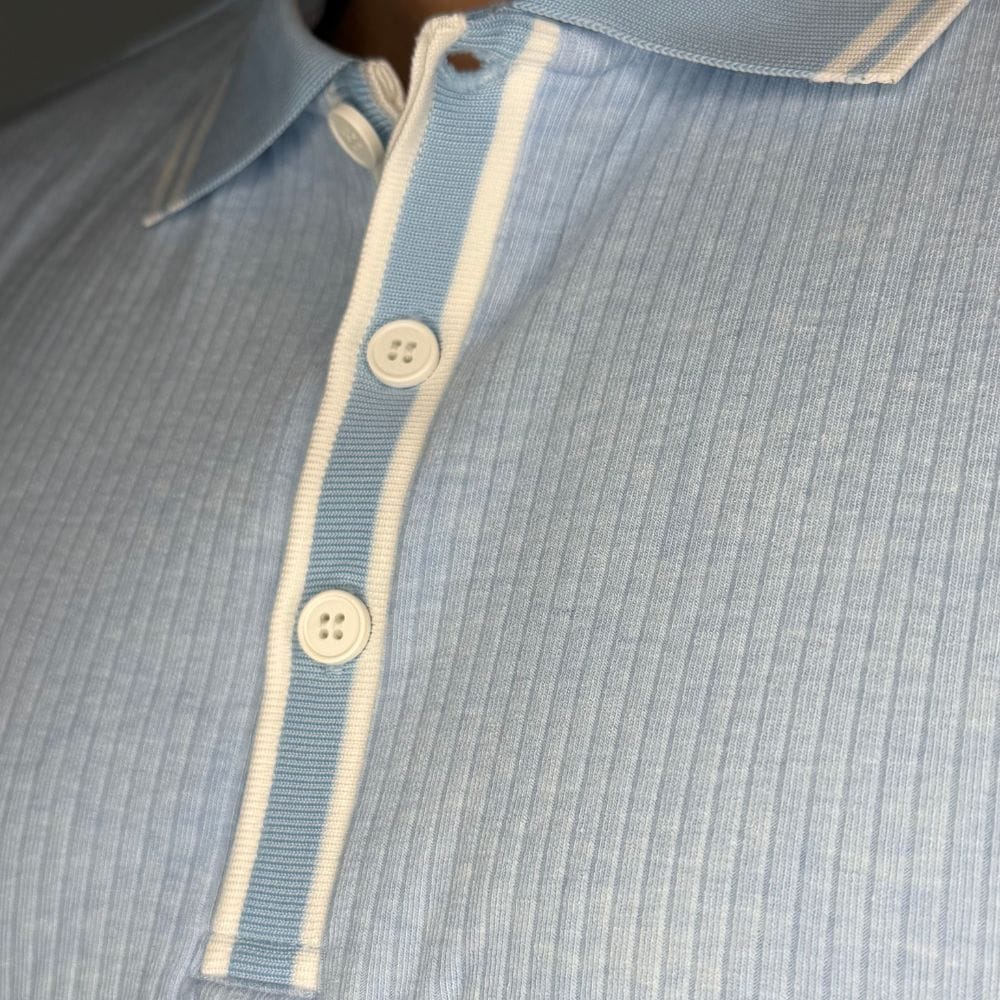 Stilvolles Herren Polo mit Knopfleiste, Nahaufnahme