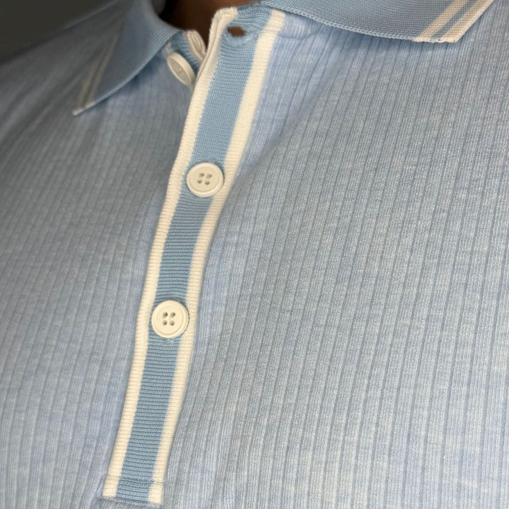 Stilvolles Herren Polo mit Knopfleiste, Nahaufnahme