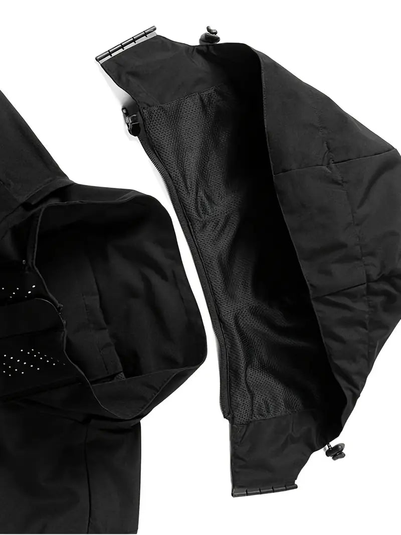 Vollständiges Outfit mit der schwarzen Herren Outdoorjacke und passender Regenhose