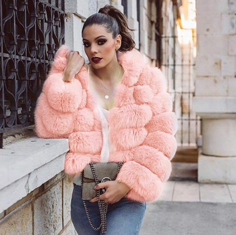 Frau in rosa Kurzjacke mit flauschiger Pelzoptik im Freien