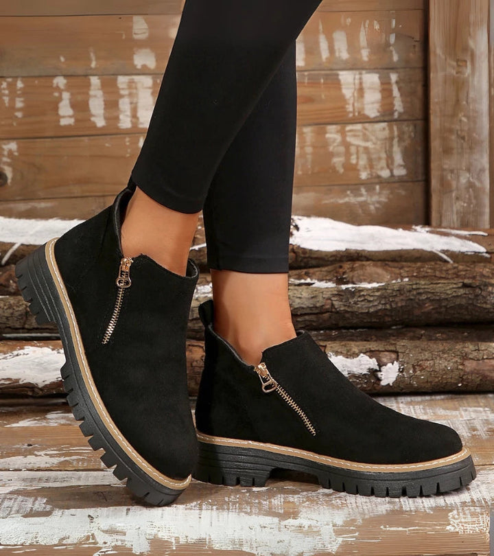 Schwarze orthopädische Damenstiefel mit Reißverschluss im Alltag