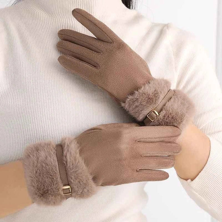 Modische taupefarbene Damen-Winterhandschuhe, kältebeständig und mit praktischer Touchscreen-Funktion.