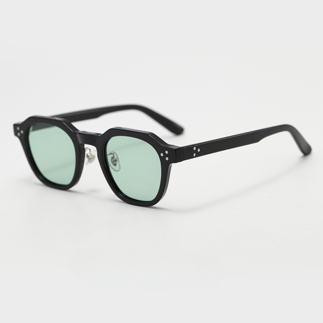 Schwarze Mode-Sonnenbrille mit Nieten als modisches Highlight