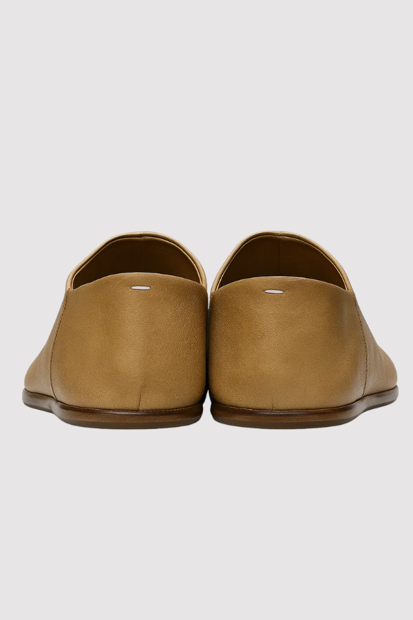 Herren Tabi Slipper mit gespaltenen Zehen und verstellbarer Ferse. Perfekt für Freizeit & Büro.
