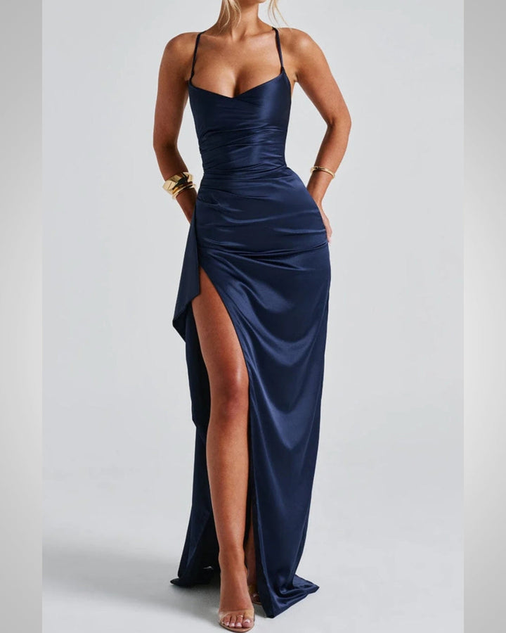Schickes, figurbetontes marineblaues Damen Maxikleid mit Spaghettiträgern. Ideal für elegante Abend- und Hochzeitsfeiern.