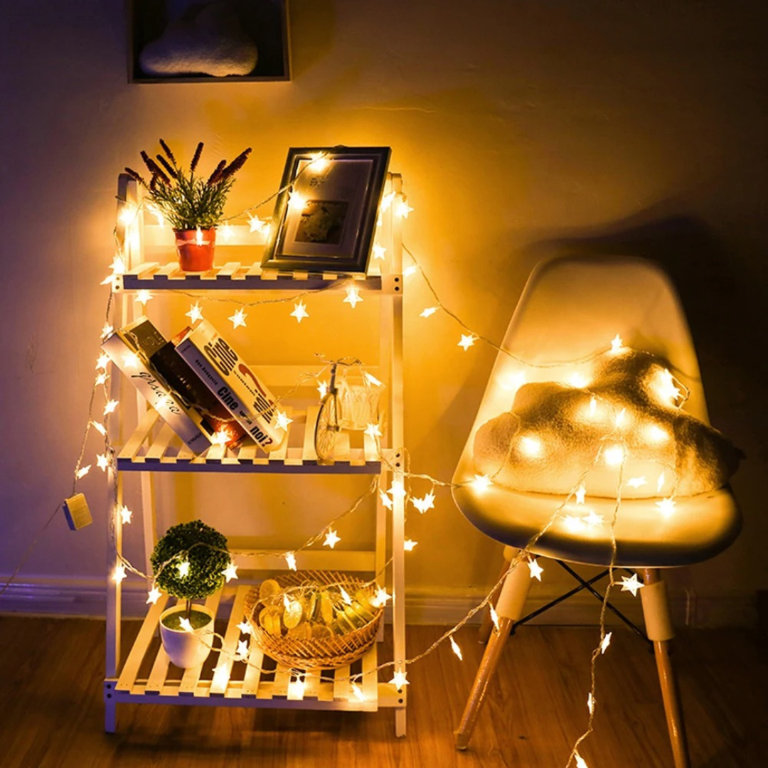 Dekorative Weihnachtsbeleuchtung mit leuchtenden Sternen im Schlafzimmer