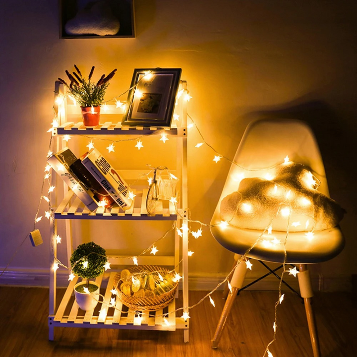 Dekorative Weihnachtsbeleuchtung mit leuchtenden Sternen im Schlafzimmer