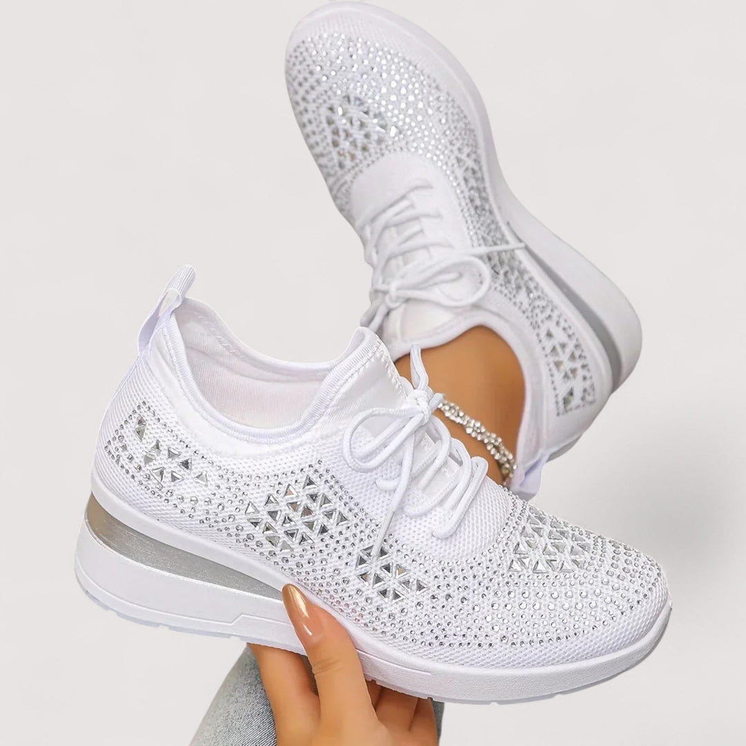 Seitenansicht der atmungsaktiven Damen Sneaker, die einen bequemen Sitz zeigen.