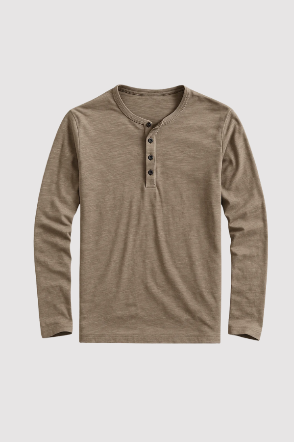 Herren Henley Langarmshirt in Sandfarbe frontal auf hellem Hintergrund