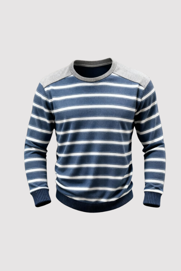 Blaues gestreiftes Herren Langarmshirt auf hellem Hintergrund