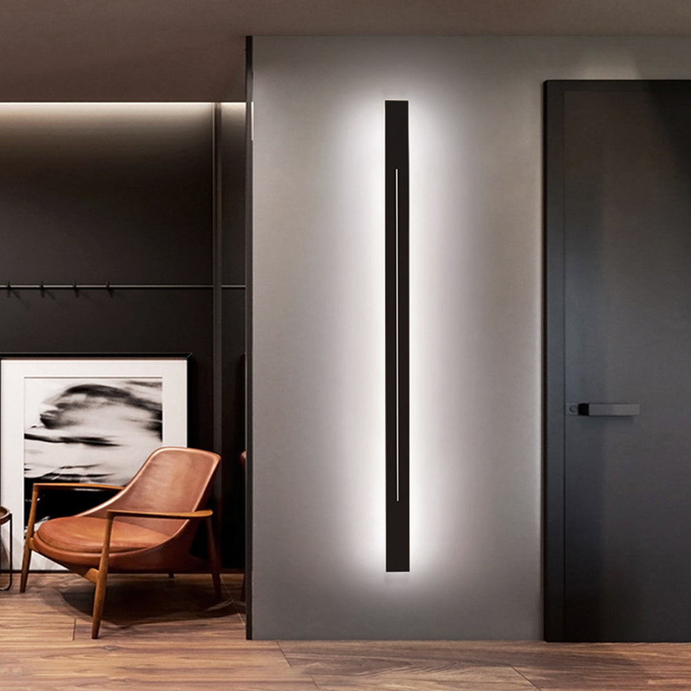 Moderne schwarze LED-Wandleuchte im Wohnzimmer, vertikal montiert, minimalistisches Design.