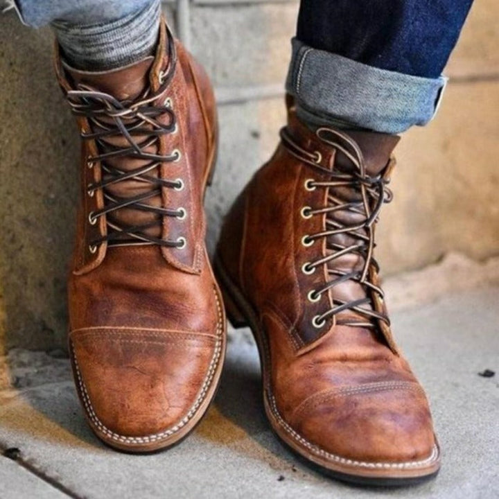 Nahaufnahme von klassischen Herrenstiefeln getragen mit Jeans im Alltag