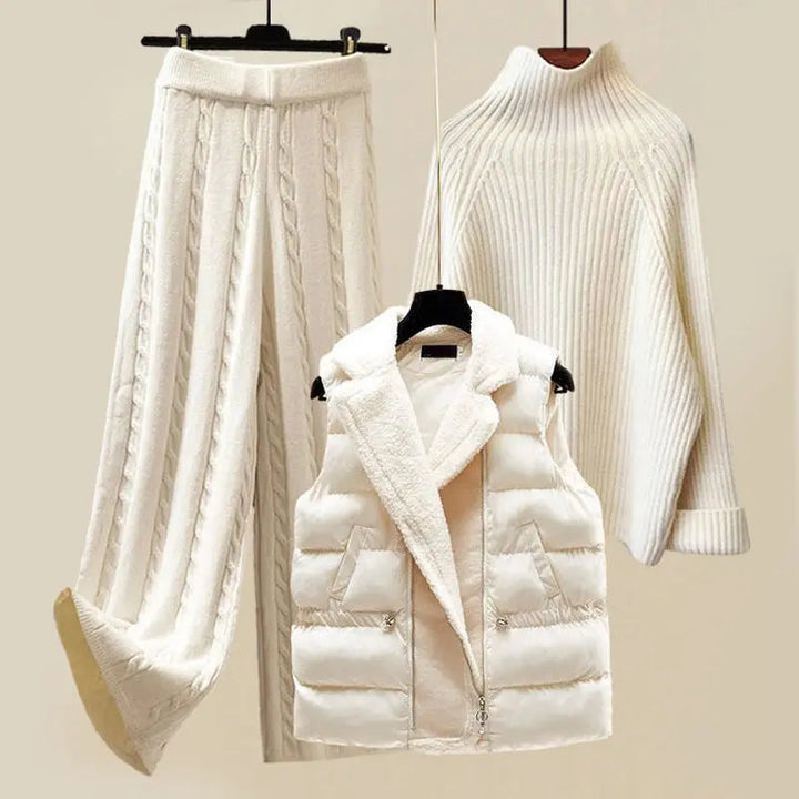 Elegantes Damen Strick-Winterset mit Rollkragenpullover, weiter Hose und Steppweste. Perfekt für Stil & Wärme im Büro.