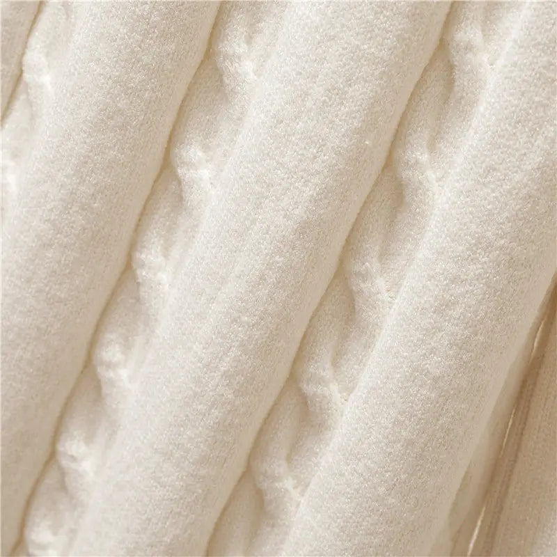 Nahaufnahme des weichen Strickmaterials des Damen-Wintersets. Hoher Komfort und luxuriöse Qualität für kalte Tage.