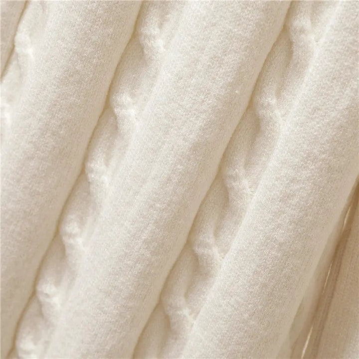 Nahaufnahme des weichen Strickmaterials des Damen-Wintersets. Hoher Komfort und luxuriöse Qualität für kalte Tage.
