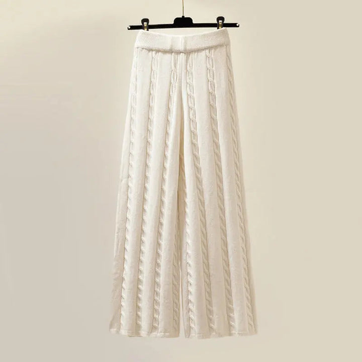 Komfortable weite Hose des Damen Strick-Wintersets. Sie bietet eine elegante Silhouette und angenehme Wärme für den Winter.