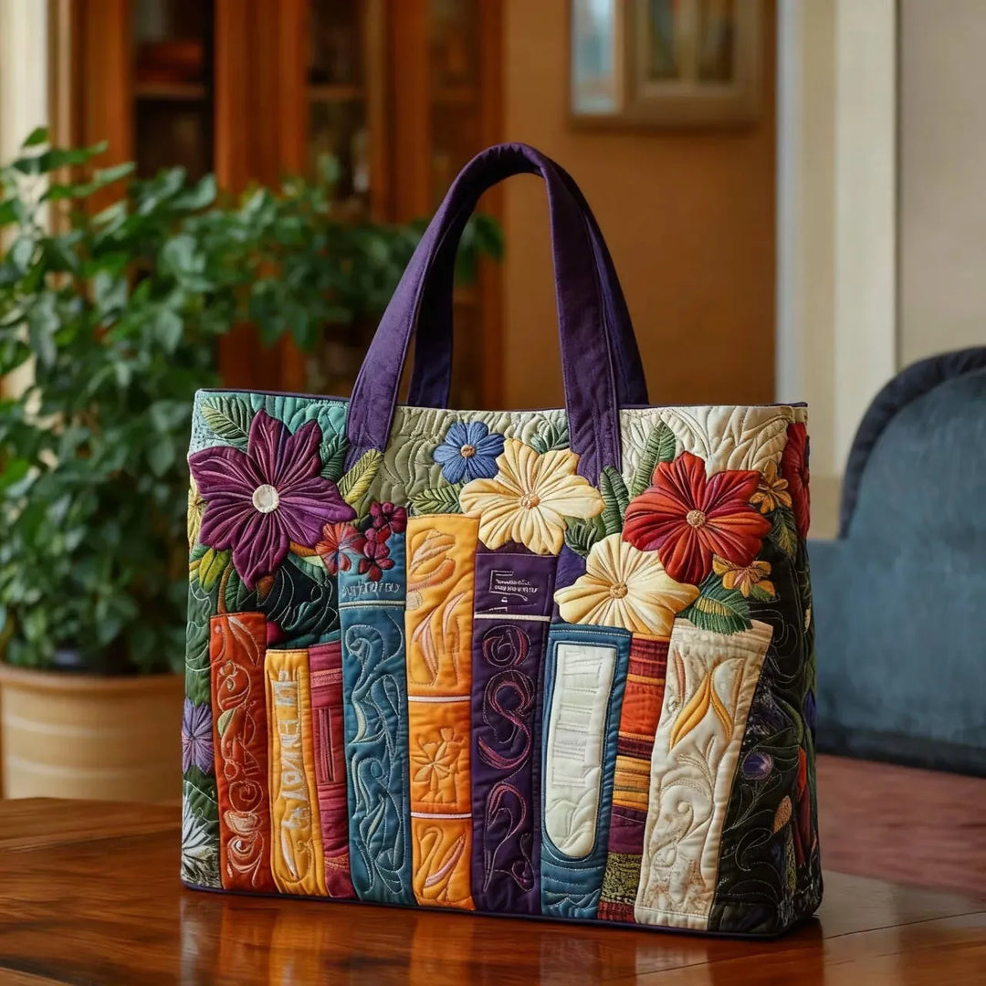 Gepolsterte Tragetasche mit farbenfrohen Buch- und Blumenmotiven auf einem Holztisch.