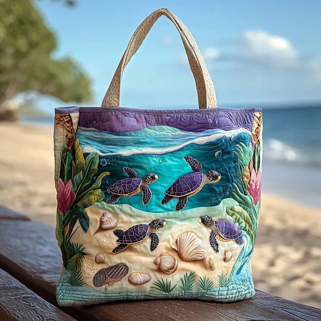 Handgefertigte Lagune Tote-Bag mit Meeresthema auf einem Holztisch am Strand