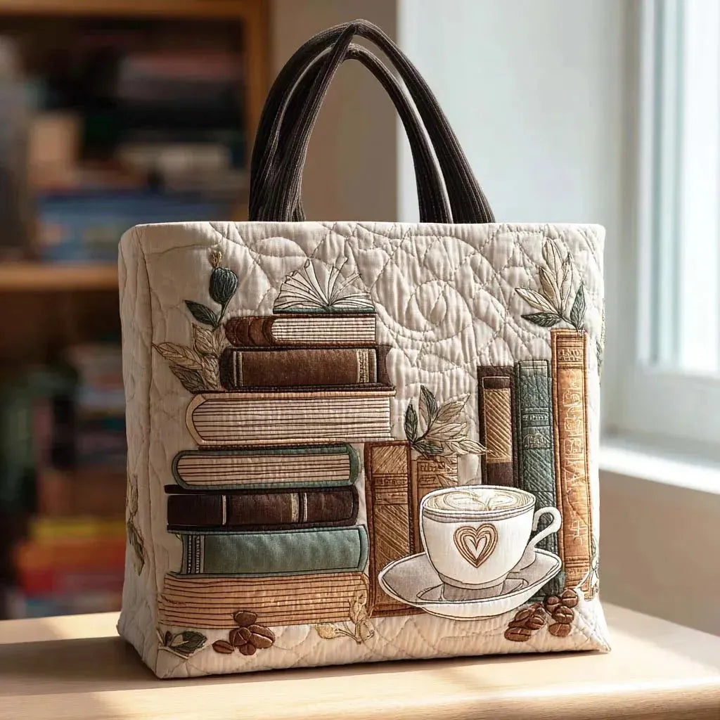 Handgefertigte Damentasche mit Kaffee-Design und Buchmotiven stehend auf einem Tisch