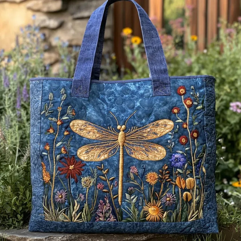 Gepolsterte Umhängetasche mit detailreicher Libellen-Stickerei und Blumenmuster, ideal für Damen in Naturkulisse.