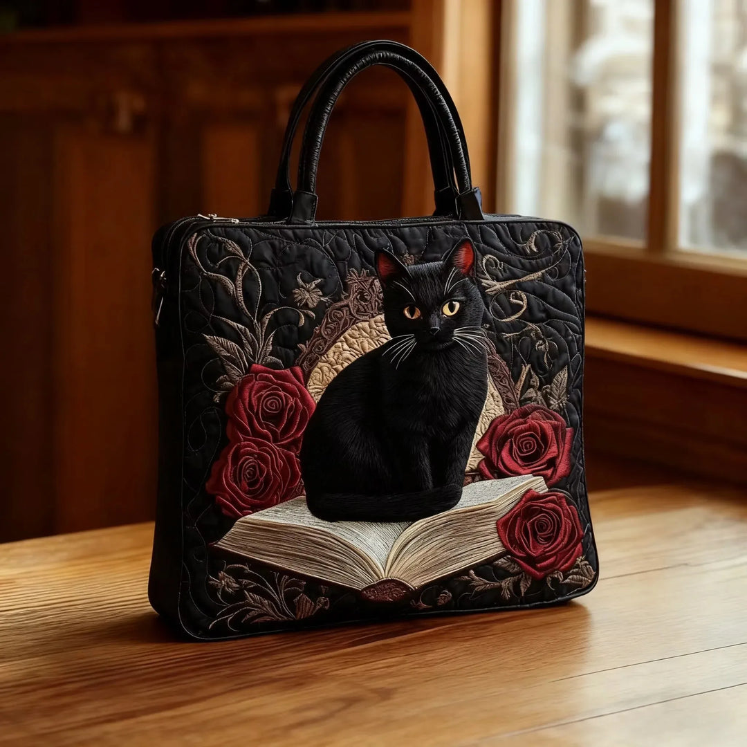 Handgefertigte Damen Tragetasche mit schwarzer Katze und roten Rosen auf Holztisch