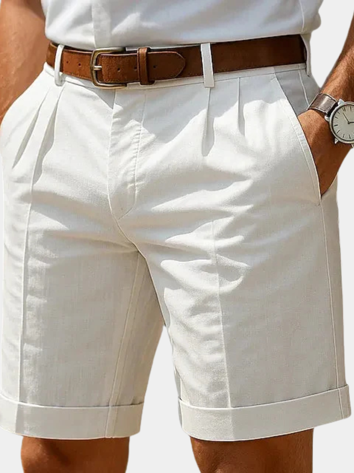 Moderne Herren-Shorts mit dezenten Falten, eine schicke Bermuda-Option für lässige und elegante Looks.